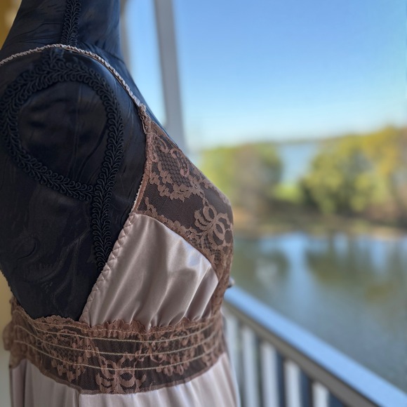 Vintage Darling Body Fashions USA Lace Trim Maxi Robe Sz M Champagne Style 2033 - Picture 4 of 8